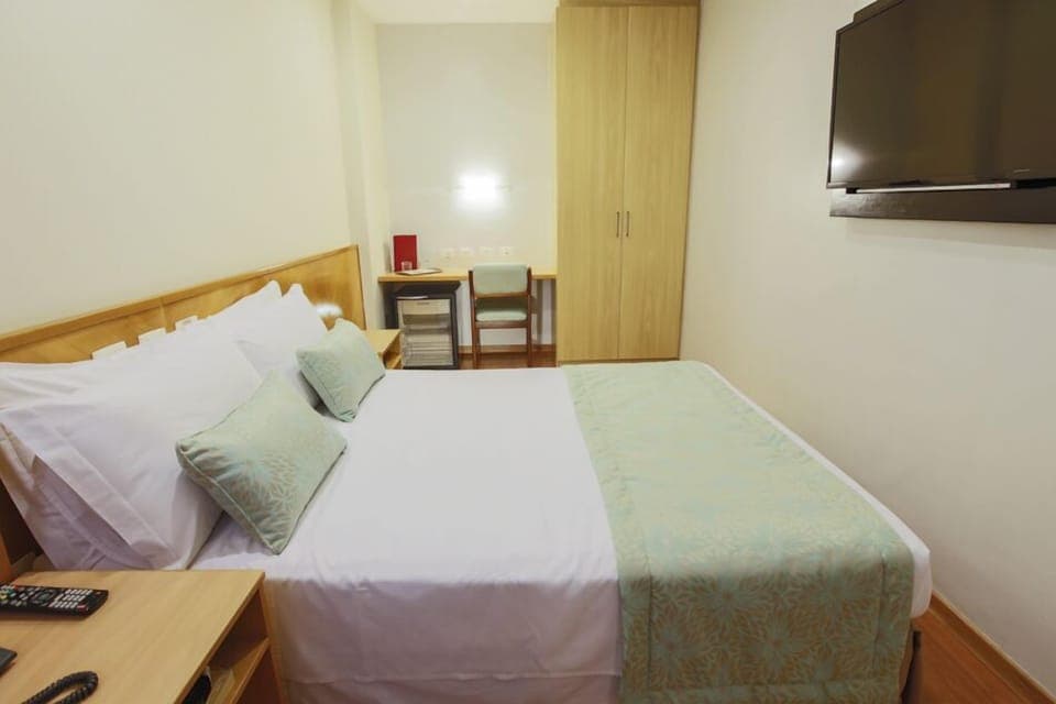 Economy Double Room (Sem Vista) | Minibar, in-room safe, blackout drapes, soundproofing