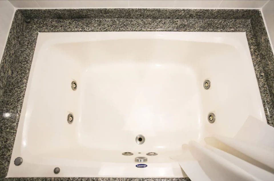 Luxury Double Room | Deep soaking bathtub