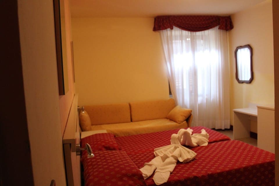 Classic Triple Room | In-room safe, desk, free WiFi, bed sheets