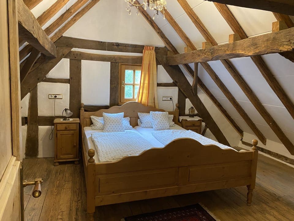 Hypo-allergenic bedding, minibar, free WiFi, bed sheets