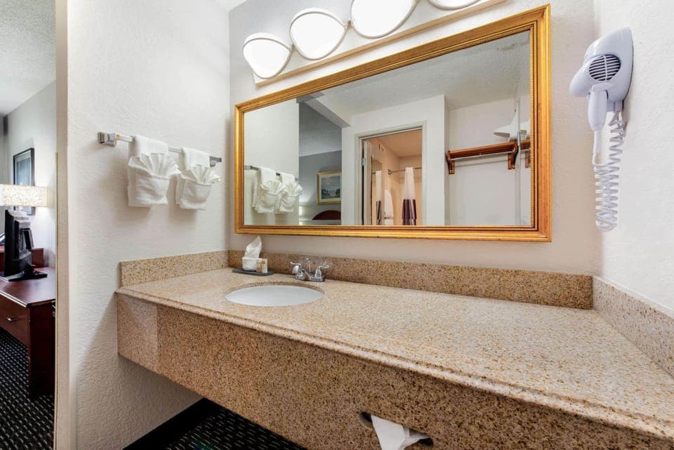 Combined shower/tub, free toiletries, hair dryer, towels