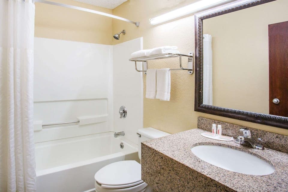 Combined shower/tub, hair dryer, towels