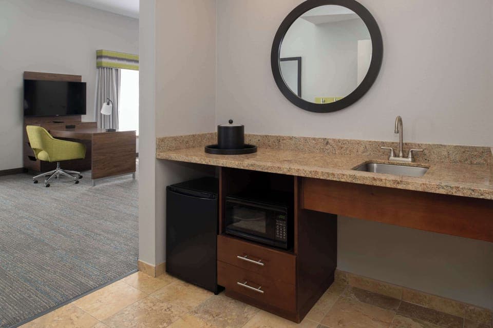 Studio, 1 King Bed, Accessible, Non Smoking | Hypo-allergenic bedding, down comforters, blackout drapes