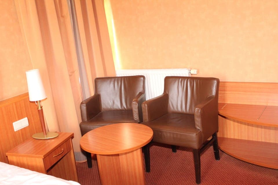 Deluxe Double Room | Living area | 32-inch Smart TV with digital channels, TV, streaming services