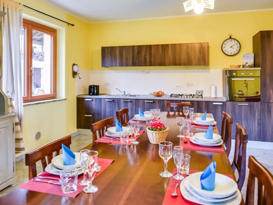 House | Private kitchen | Stovetop, electric kettle, highchair