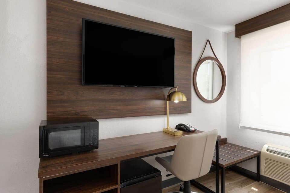 Room, 1 Double Bed, Accessible, Non Smoking (Mobility/Hearing Impaired Accessible) | Premium bedding, pillowtop beds, desk, iron/ironing board