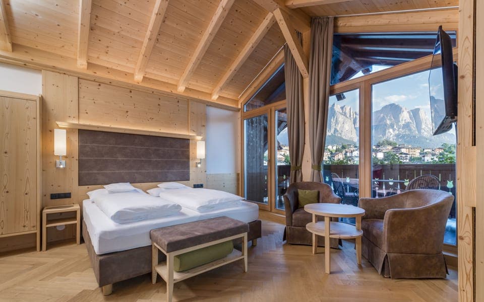 Panoramic Suite, 1 Bedroom, Mountainside | In-room safe, desk, free WiFi, bed sheets