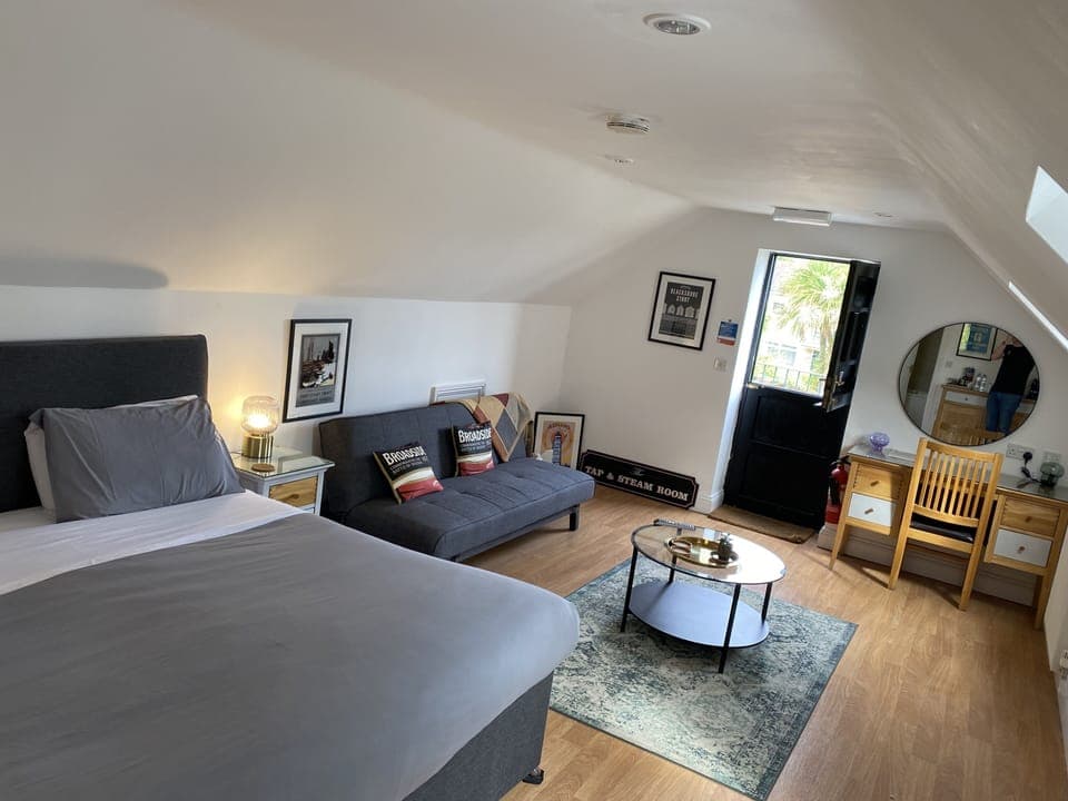 Double Room, Ensuite (The Broadside Room) | 1 bedroom, iron/ironing board, free WiFi