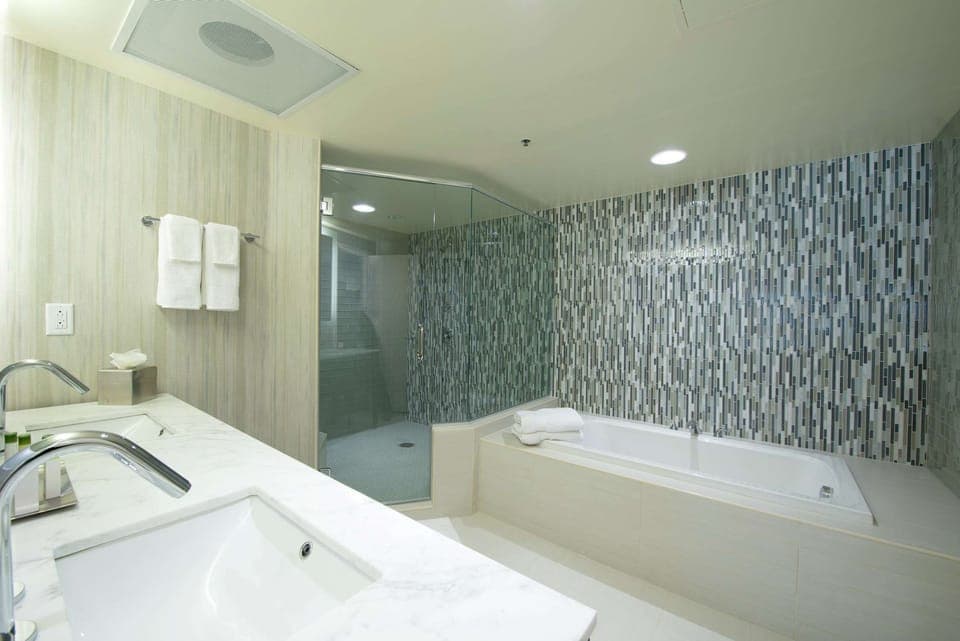 Deluxe Suite or Suite, 1 King Bed, Deluxe | Bathroom | Combined shower/tub, eco-friendly toiletries, hair dryer, towels