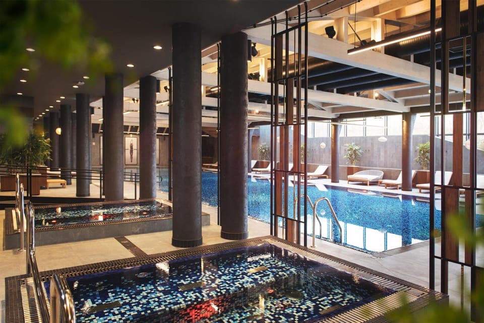 Indoor pool, sun loungers
