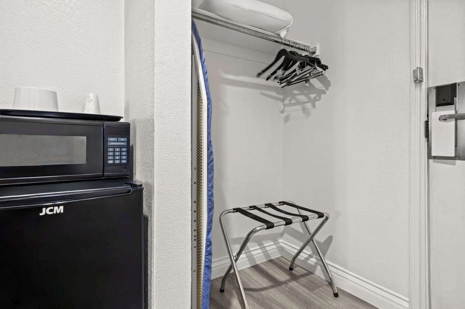 Standard Room, 1 King Bed, Non Smoking | Free WiFi, bed sheets