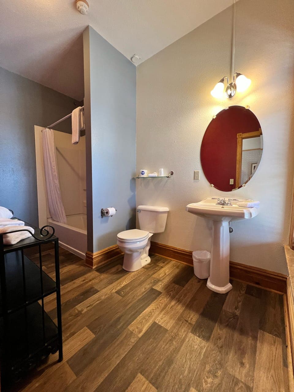 Classic Room, 1 Queen Bed #3 | Bathroom | Free toiletries, hair dryer, towels, soap
