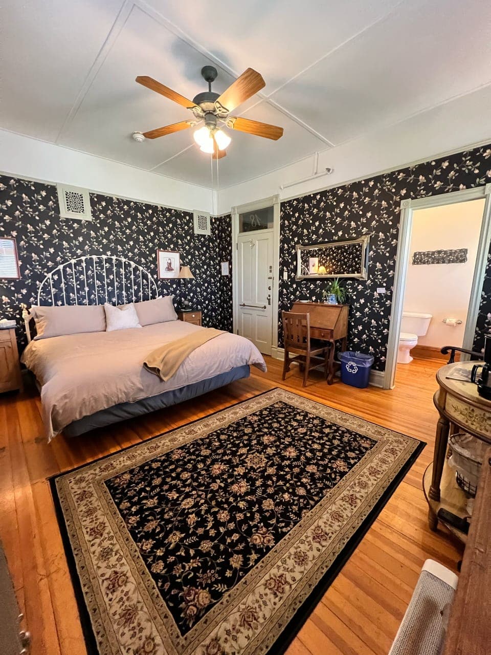 Classic Room, 1 King Bed | Individually decorated, individually furnished, laptop workspace