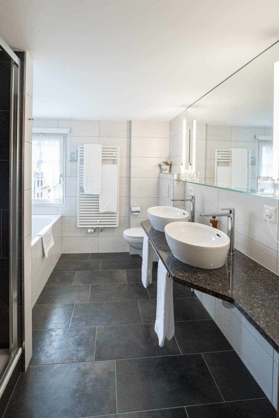 Deluxe Double Room | Bathroom | Free toiletries, hair dryer, towels