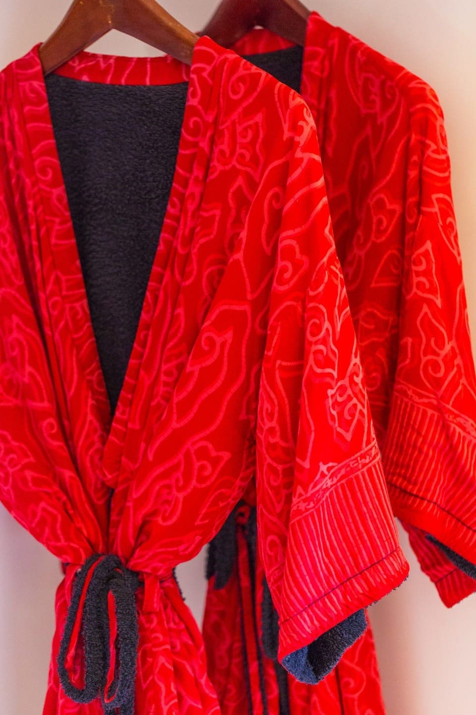 Shower, rainfall showerhead, free toiletries, hair dryer