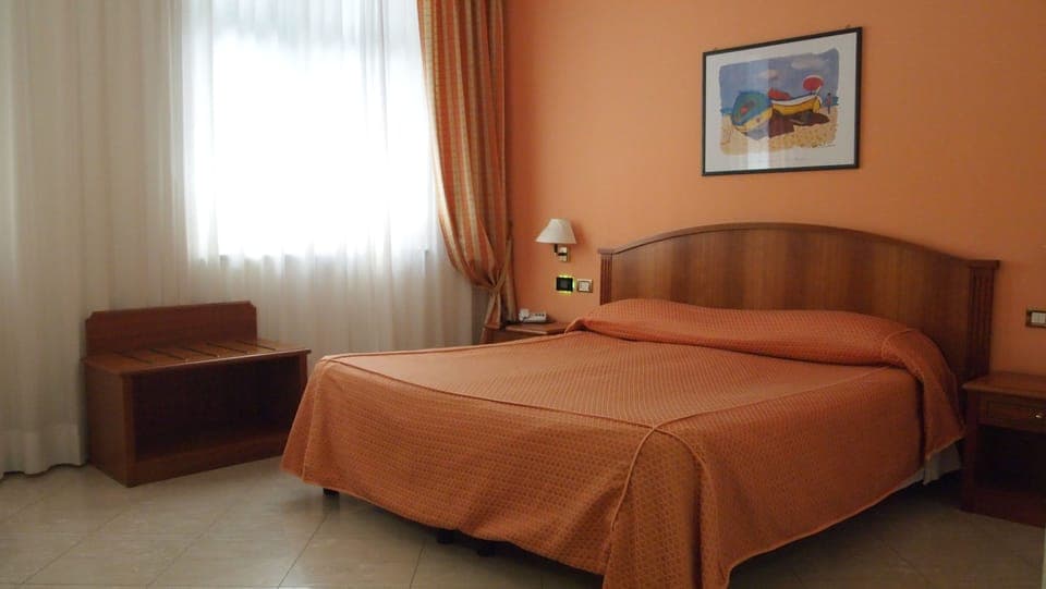 Camera Glamour | Minibar, in-room safe, individually decorated, individually furnished