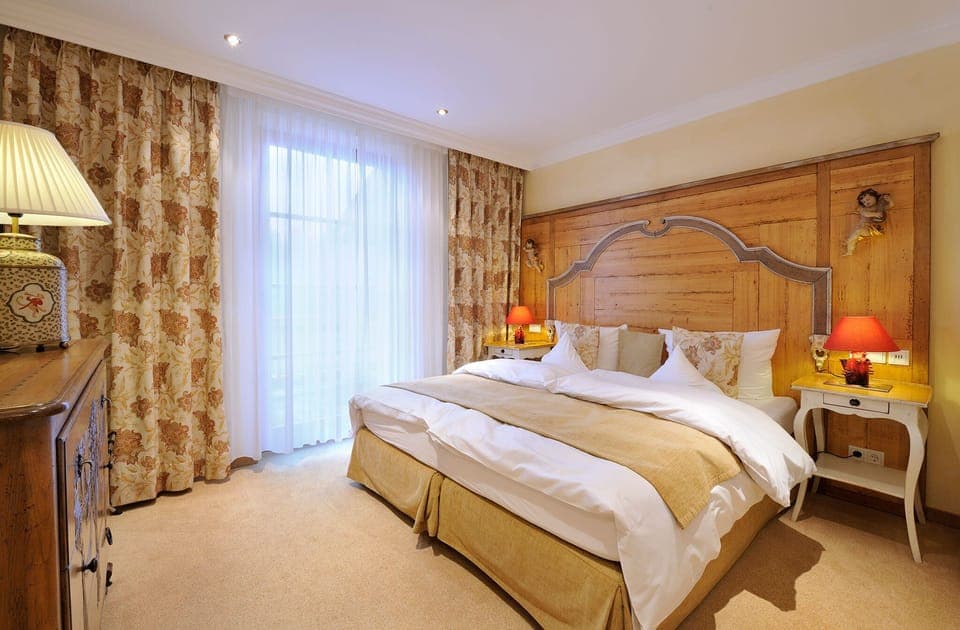 Minibar, in-room safe, individually decorated, desk