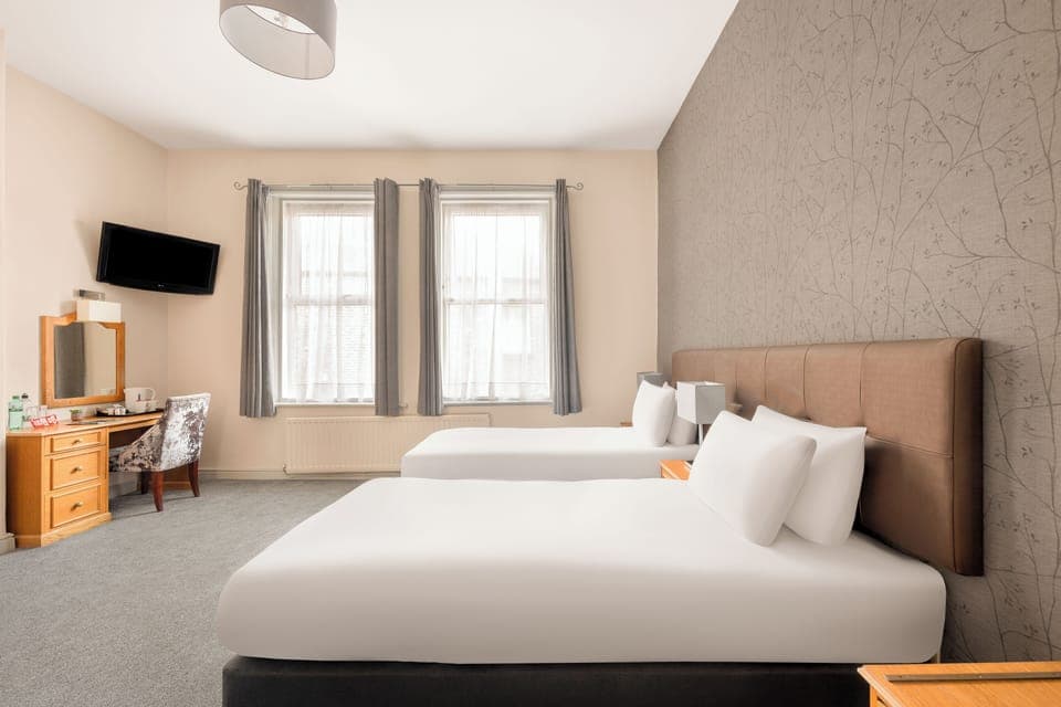 Superior Twin Room | Desk, iron/ironing board, free WiFi, bed sheets