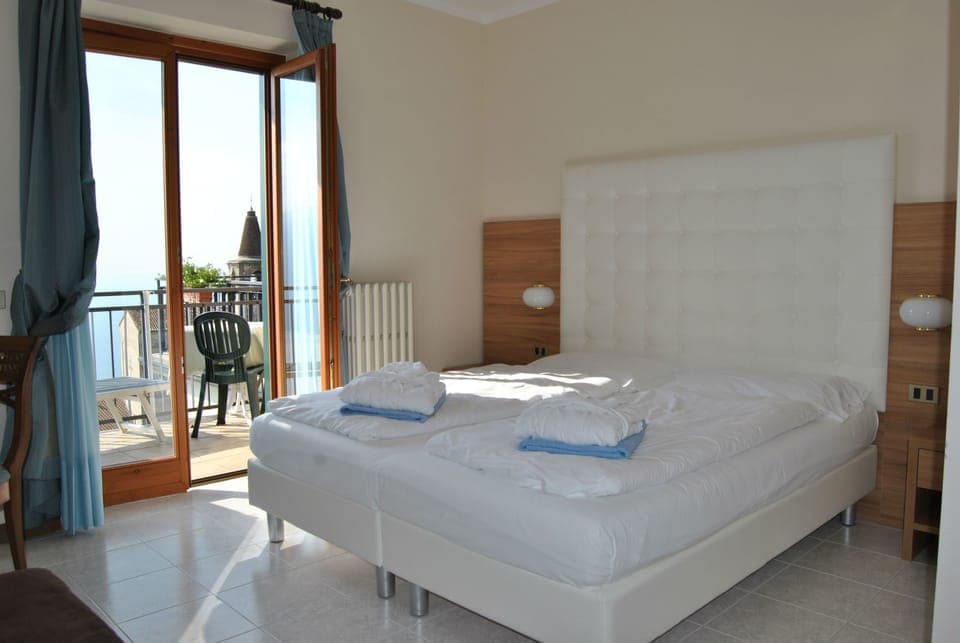 Superior Double Room, Lake View | Down comforters, in-room safe, desk, free WiFi