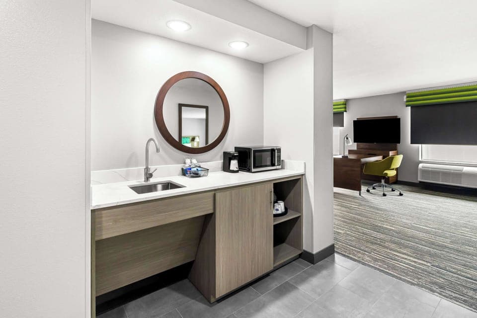 Studio, 1 King Bed, Accessible, Non Smoking | Individually decorated, individually furnished, desk, blackout drapes