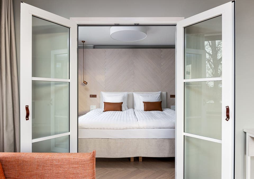 Suite, 1 King Bed (extra bed possibility) | Minibar, in-room safe, desk, laptop workspace