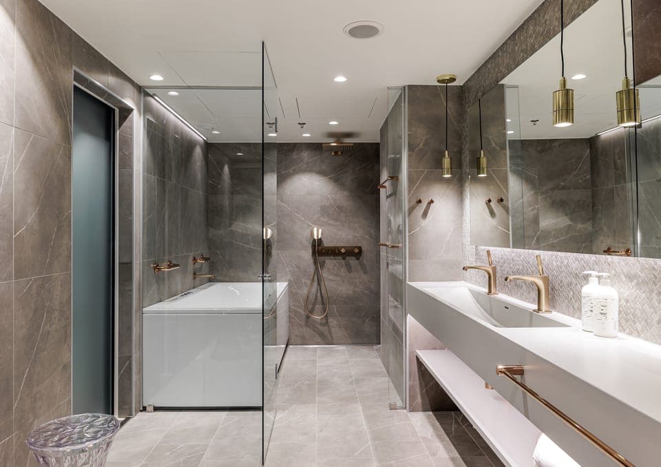 Suite, 1 King Bed (extra bed possibility) | Minibar, in-room safe, desk, laptop workspace