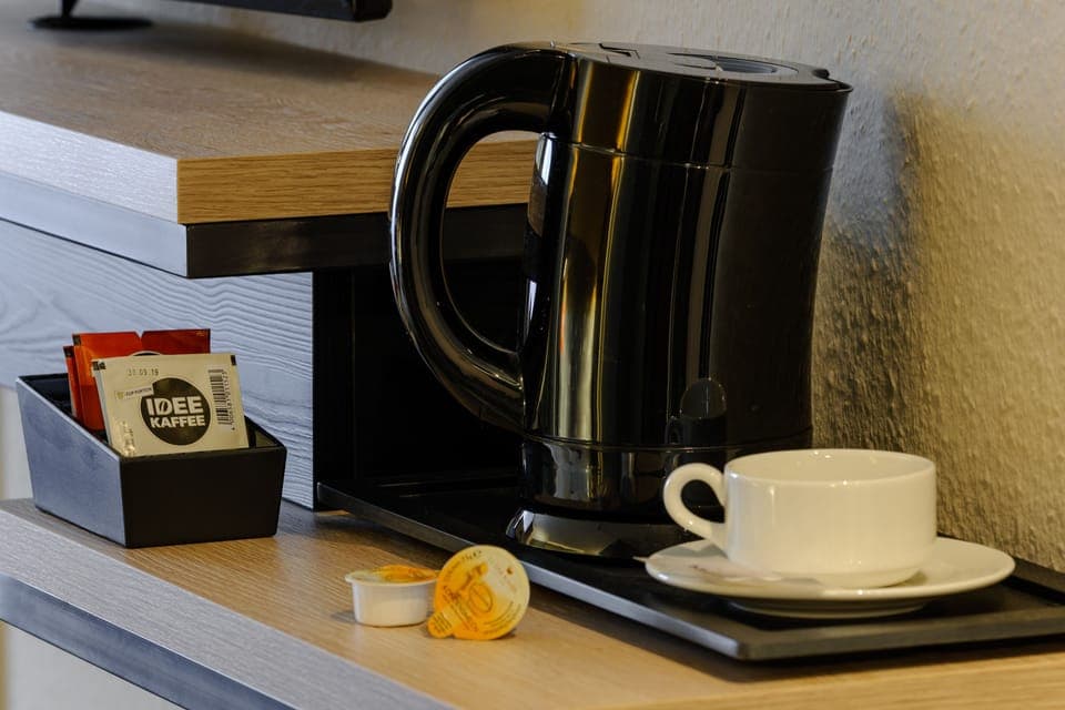 Standard Room, 1 Queen Bed | Hypo-allergenic bedding, in-room safe, desk, blackout drapes