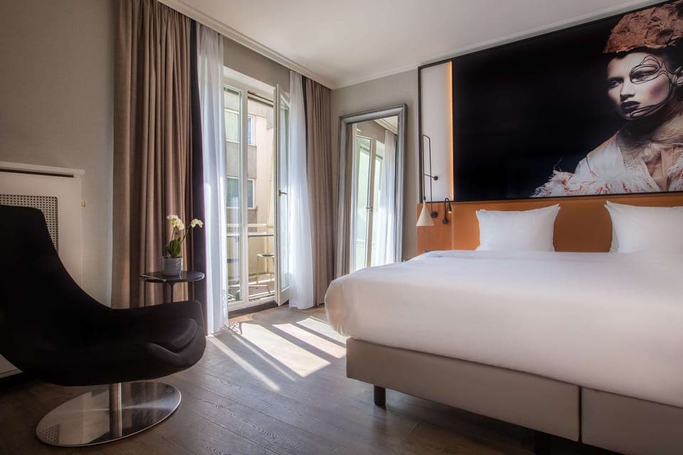 Junior Suite | Hypo-allergenic bedding, in-room safe, desk, laptop workspace