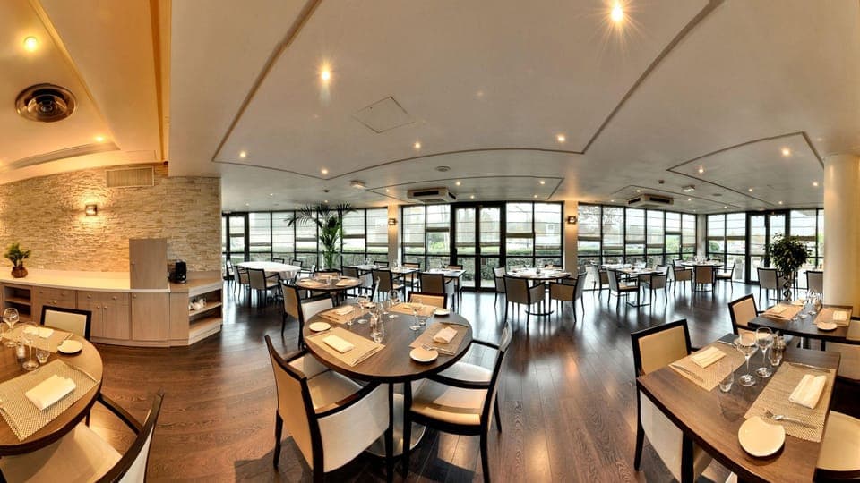 Breakfast, lunch, dinner served; French cuisine 