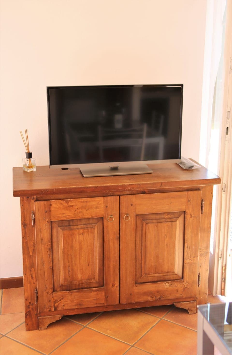 Studio, Mountain View | Living area | 32-inch TV with satellite channels