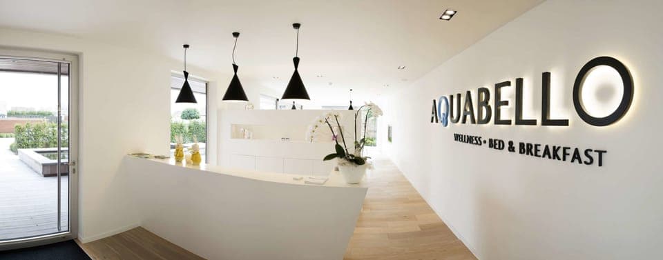 Check-in/check-out kiosk