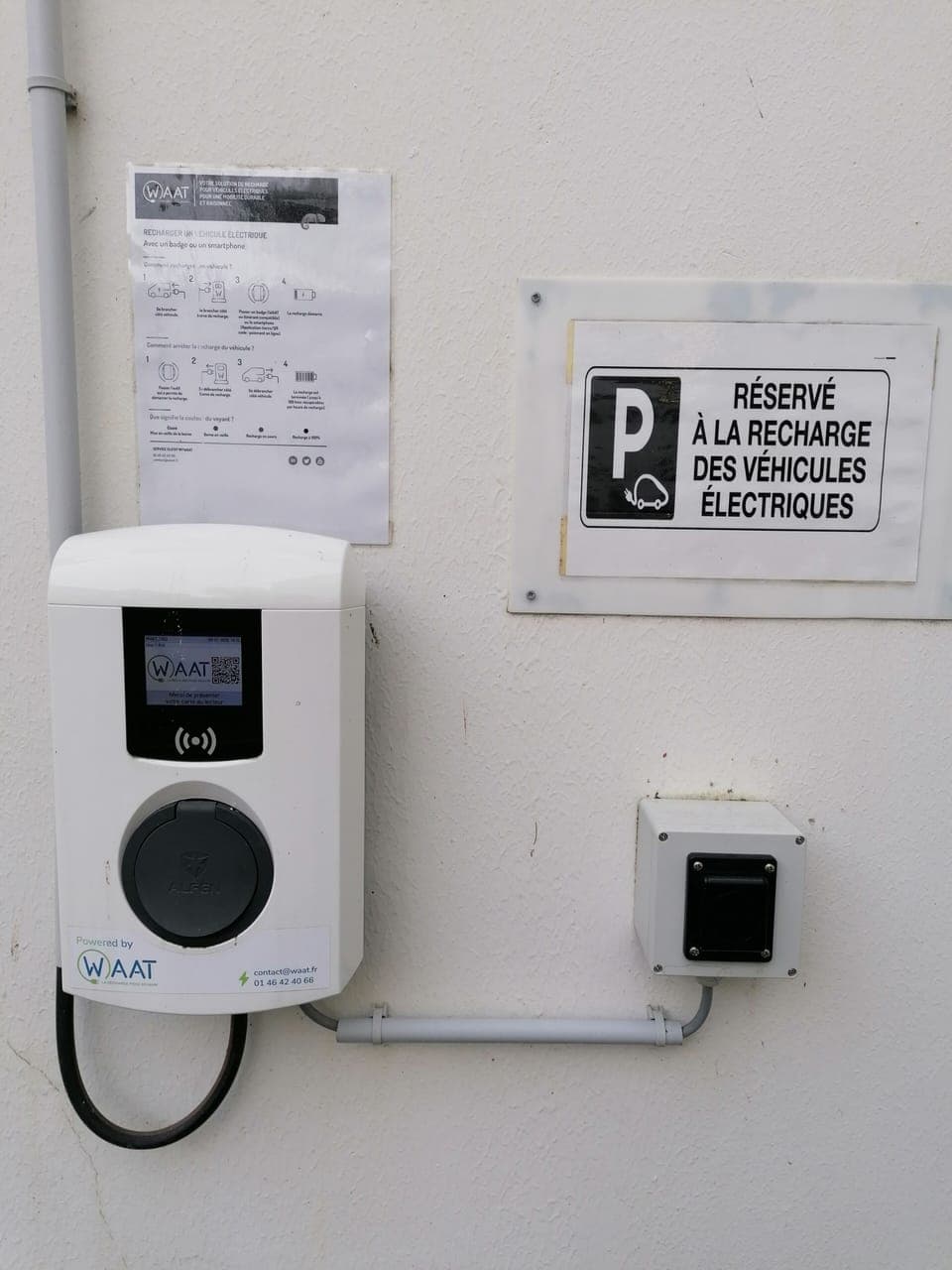 Electric vehicle charging station