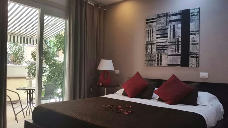 Superior Triple Room | In-room safe, desk, blackout drapes, soundproofing