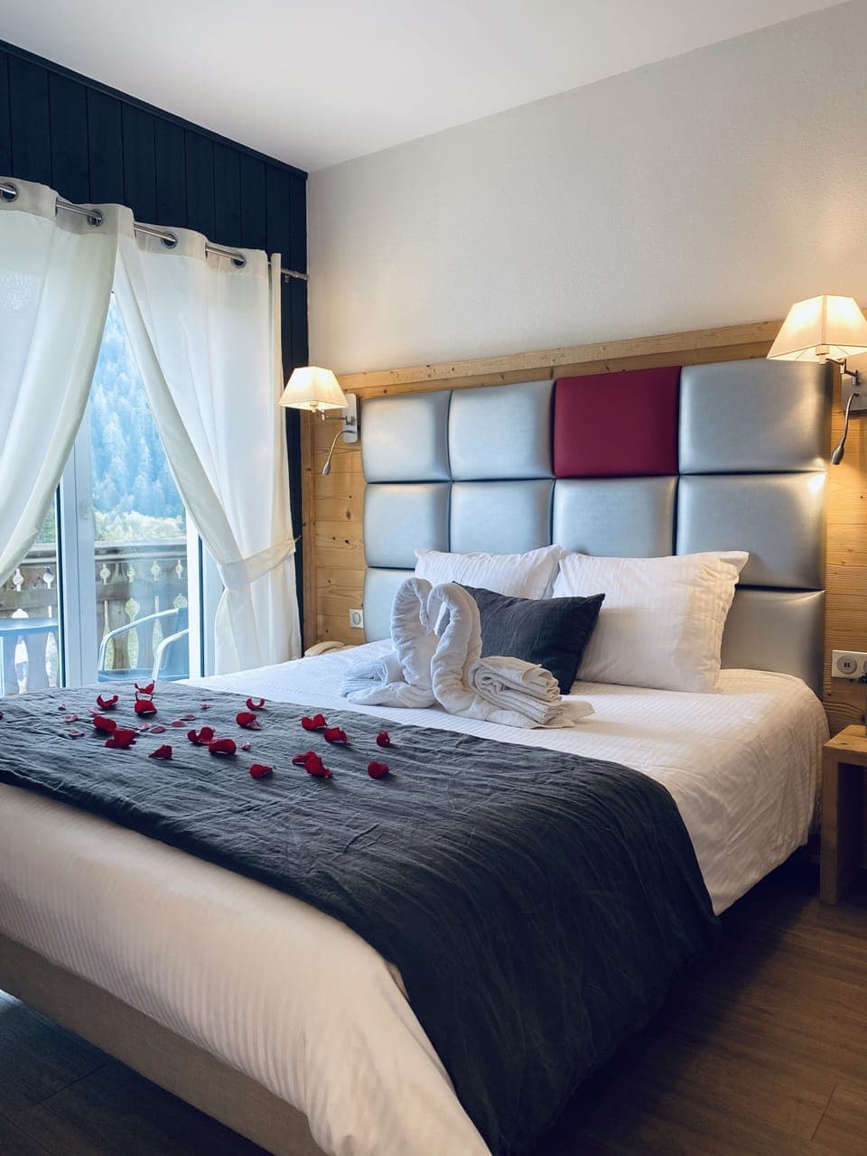 Triple Room, Lake View | Desk, soundproofing, iron/ironing board, free cribs/infant beds