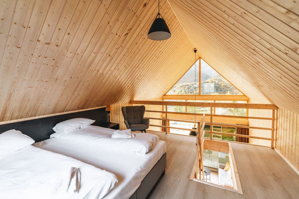 Top Row Cabin | Minibar, bed sheets