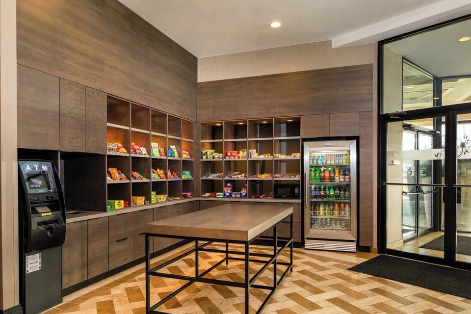 2 restaurants, lunch, dinner served; American cuisine