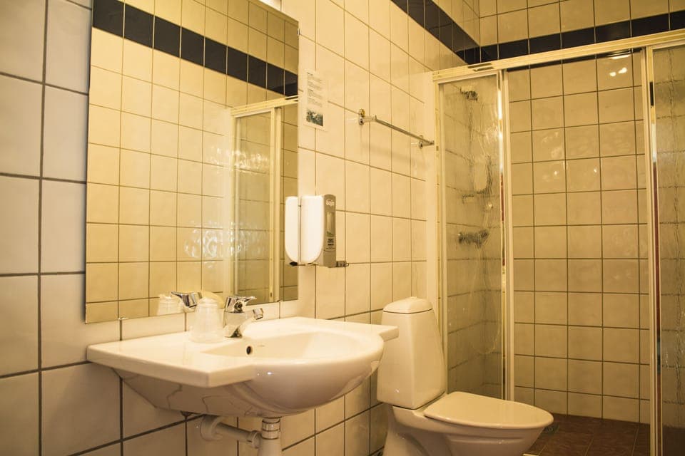 Standard Twin Room, 1 Bedroom, Mountain View, Sea Facing | Bathroom | Shower, hair dryer, towels