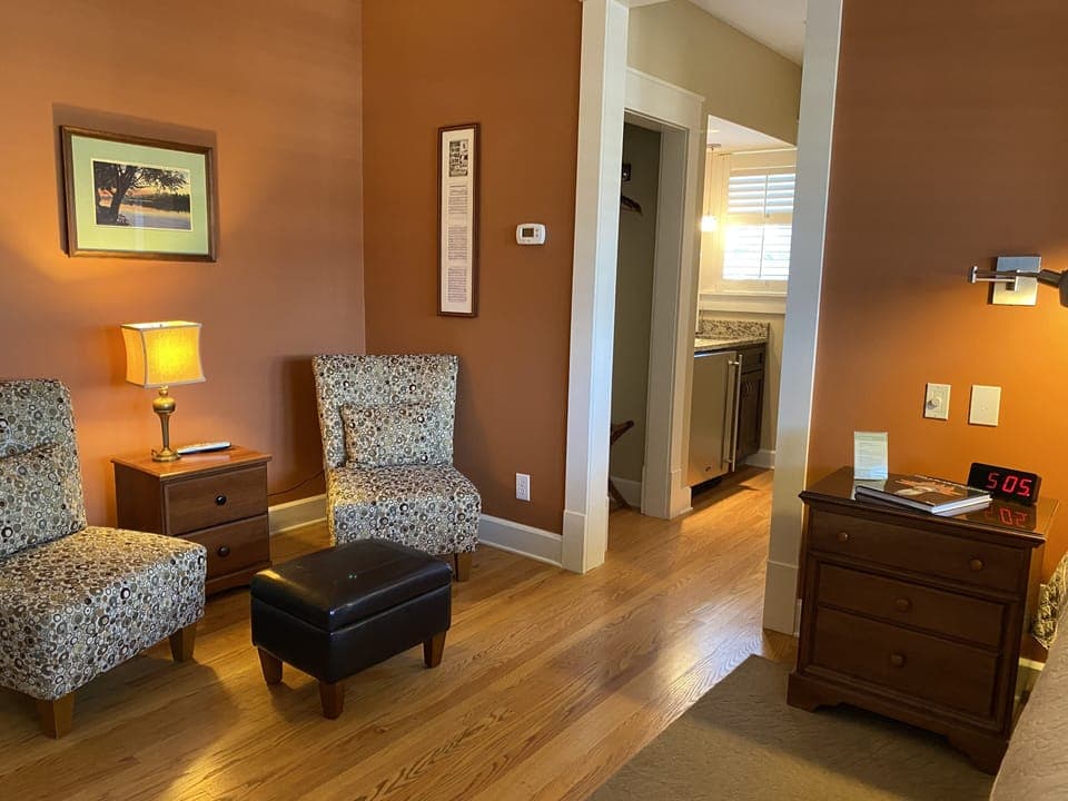 Room, 1 Queen Bed, Refrigerator & Microwave | Living area | 43-inch flat-screen TV with satellite channels, TV, streaming services