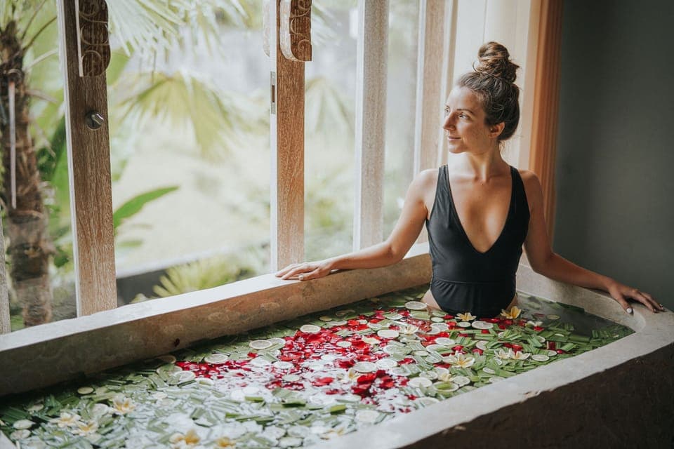 Couples treatment rooms, hot tub, body treatments, aromatherapy