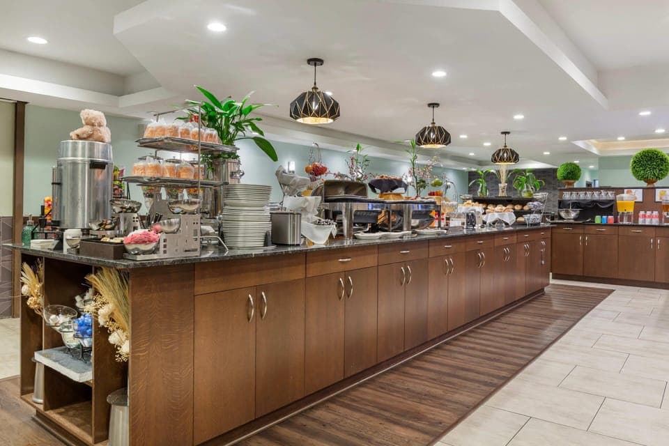 Daily cooked-to-order breakfast (USD 10 per person)