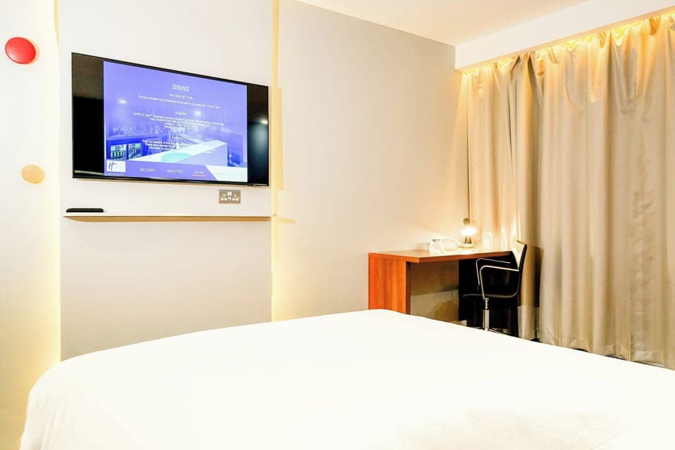 In-room safe, desk, blackout drapes, free cribs/infant beds