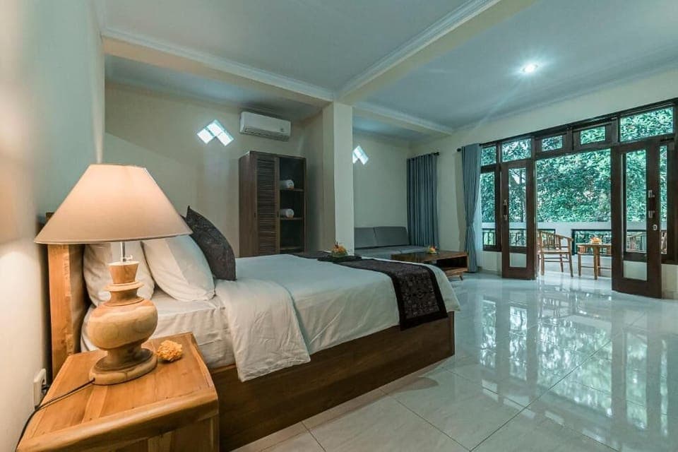 In-room safe, desk, iron/ironing board, free WiFi