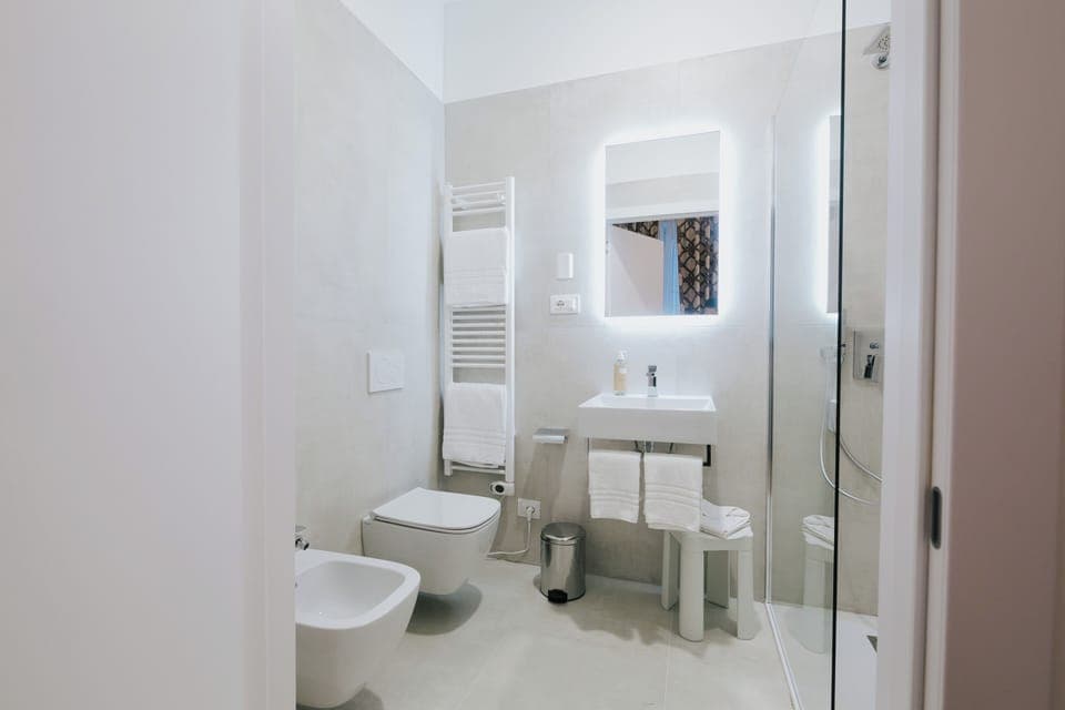 Camera tripla dependance | Bathroom | Shower, hair dryer, slippers, bidet