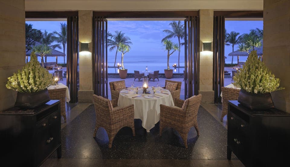 Breakfast, lunch served; international cuisine, pool views 