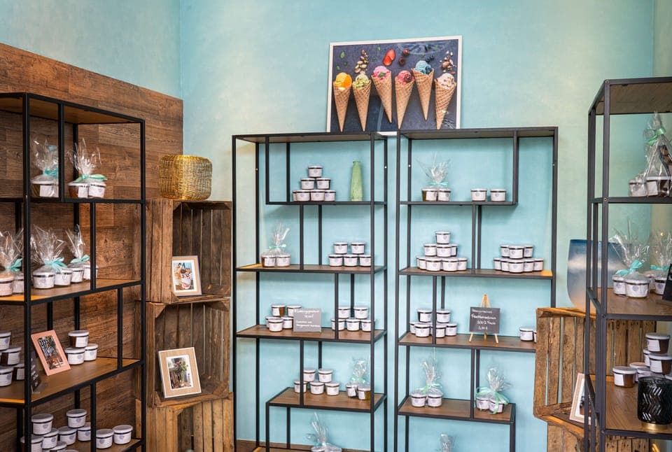 Breakfast and dinner served, international cuisine