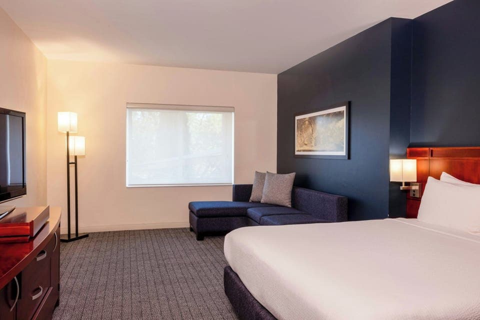 Room, 1 King Bed | In-room safe, desk, blackout drapes, iron/ironing board