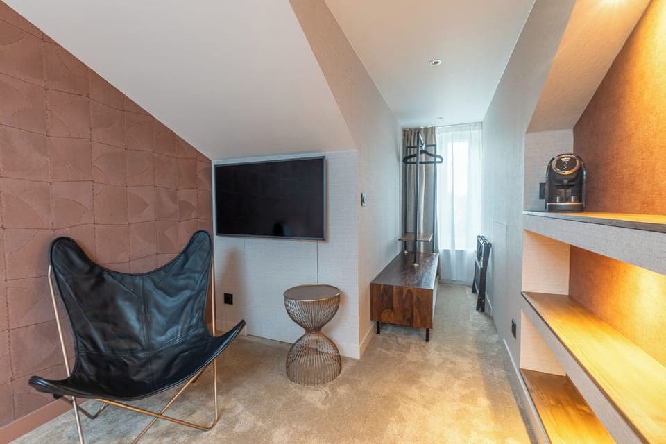 Junior Suite | In-room safe, desk, soundproofing, free WiFi
