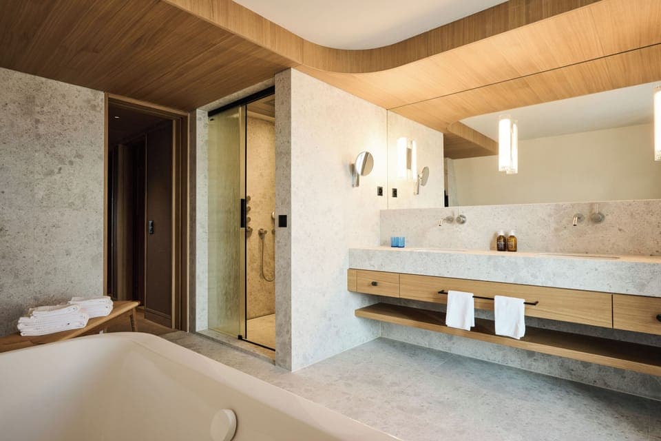 Suite | Bathroom | Free toiletries, hair dryer, towels