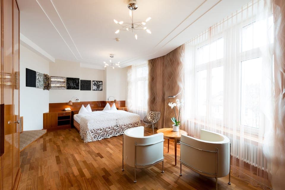 Junior Suite | Egyptian cotton sheets, premium bedding, down comforters, minibar