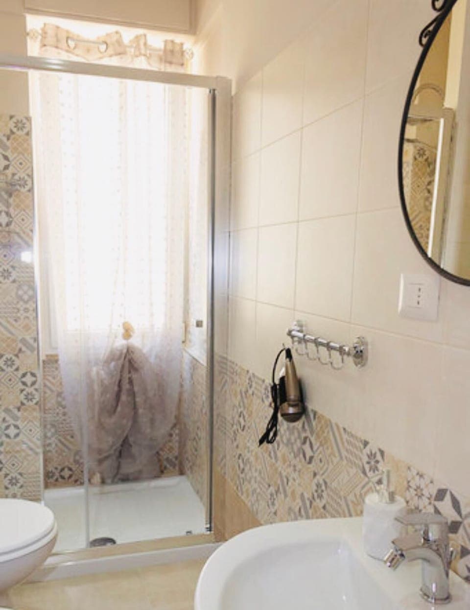 Double Room (Aventino) | Bathroom | Shower, free toiletries, hair dryer, bathrobes